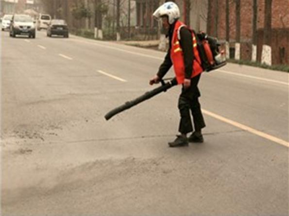 高速公路路用路面裂縫修補自粘貼縫帶施工裂縫吹掃