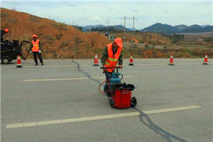 水泥混凝土道路路面的伸縮縫需要灌縫什么樣的瀝青材料呢？