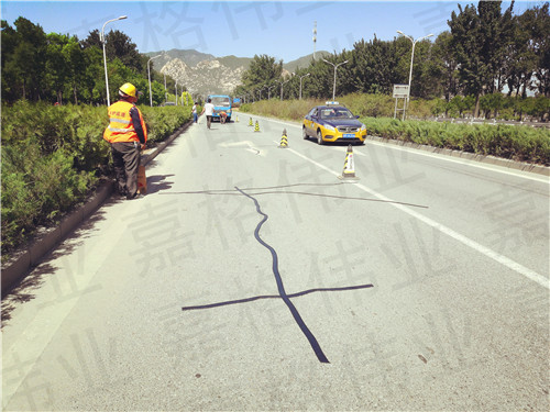 嘉格公路貼縫帶讓道路養(yǎng)護(hù)不再苦、臟、累