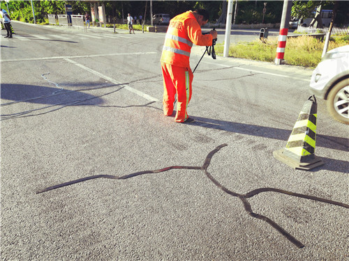 嘉格瀝青路面裂縫貼讓道路養(yǎng)護(hù)更節(jié)省