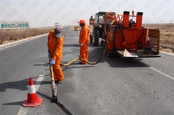 道路裂縫灌注選擇瀝青好還是道路灌縫膠好