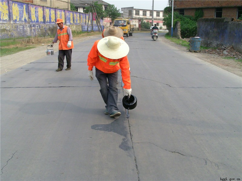 福建市政道路大面積實施路面灌封膠灌封施工