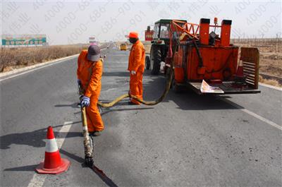 針對道路路面裂縫,應(yīng)采取什么樣的嘉格灌縫膠進(jìn)行灌縫處理呢？